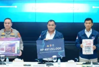 Petugas Bareskrim Polri menunjukkan barang bukti kasus jaringan phishing internasional berupa perangkat komputer dan aset miliaran rupiah.(Posnews/Ist)
