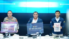Petugas Bareskrim Polri menunjukkan barang bukti kasus jaringan phishing internasional berupa perangkat komputer dan aset miliaran rupiah.(Posnews/Ist)