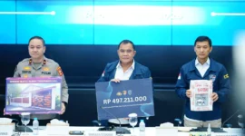 Petugas Bareskrim Polri menunjukkan barang bukti kasus jaringan phishing internasional berupa perangkat komputer dan aset miliaran rupiah.(Posnews/Ist)