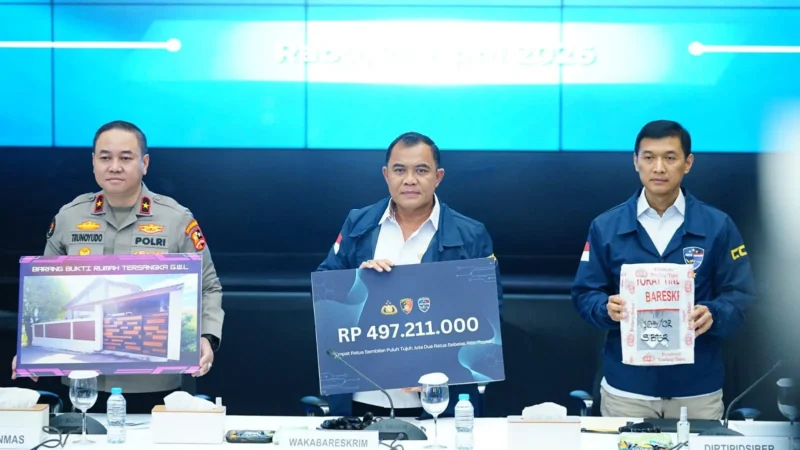 Petugas Bareskrim Polri menunjukkan barang bukti kasus jaringan phishing internasional berupa perangkat komputer dan aset miliaran rupiah.(Posnews/Ist)