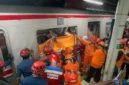 Petugas mengevakuasi korban kecelakaan kereta di Bekasi Timur dengan ambulans dan tim medis di lokasi kejadian serta suasana duka keluarga korban. (Posnews/Basarnas)
