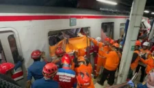 Petugas mengevakuasi korban kecelakaan kereta di Bekasi Timur dengan ambulans dan tim medis di lokasi kejadian serta suasana duka keluarga korban. (Posnews/Basarnas)
