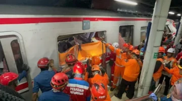 Petugas mengevakuasi korban kecelakaan kereta di Bekasi Timur dengan ambulans dan tim medis di lokasi kejadian serta suasana duka keluarga korban. (Posnews/Basarnas)
