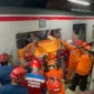 Petugas mengevakuasi korban kecelakaan kereta di Bekasi Timur dengan ambulans dan tim medis di lokasi kejadian serta suasana duka keluarga korban. (Posnews/Basarnas)
