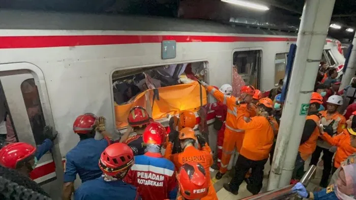 Petugas mengevakuasi korban kecelakaan kereta di Bekasi Timur dengan ambulans dan tim medis di lokasi kejadian serta suasana duka keluarga korban. (Posnews/Basarnas)
