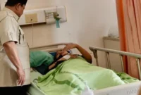 Presiden Prabowo Subianto menjenguk korban kecelakaan tabrakan KRL dan KA Argo Bromo Anggrek di RSUD Bekasi, Selasa 28 April 2026. (Posnews/Setpres)