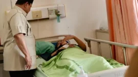 Presiden Prabowo Subianto menjenguk korban kecelakaan tabrakan KRL dan KA Argo Bromo Anggrek di RSUD Bekasi, Selasa 28 April 2026. (Posnews/Setpres)