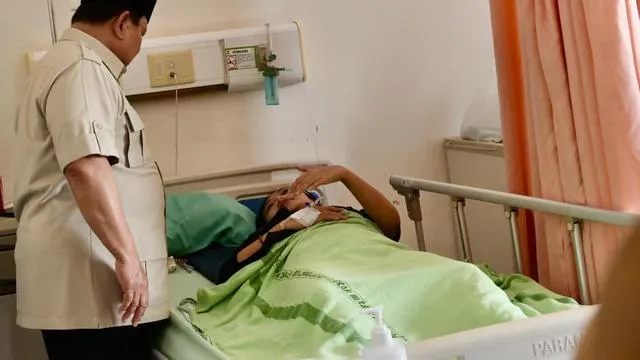 Presiden Prabowo Subianto menjenguk korban kecelakaan tabrakan KRL dan KA Argo Bromo Anggrek di RSUD Bekasi, Selasa 28 April 2026. (Posnews/Setpres)