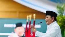 Presiden Prabowo Subianto memberikan arahan kepada jajaran kabinet di Istana Negara terkait kondisi global. (Posnews/Biro Pers Istana)