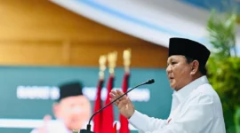 Presiden Prabowo Subianto memberikan arahan kepada jajaran kabinet di Istana Negara terkait kondisi global. (Posnews/Biro Pers Istana)