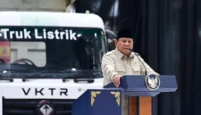 Presiden Prabowo Subianto saat meresmikan pabrik kendaraan listrik di Magelang. (Posnews/Biro Pers Setpres)