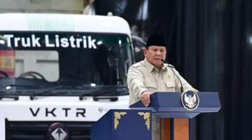 Presiden Prabowo Subianto saat meresmikan pabrik kendaraan listrik di Magelang. (Posnews/Biro Pers Setpres)