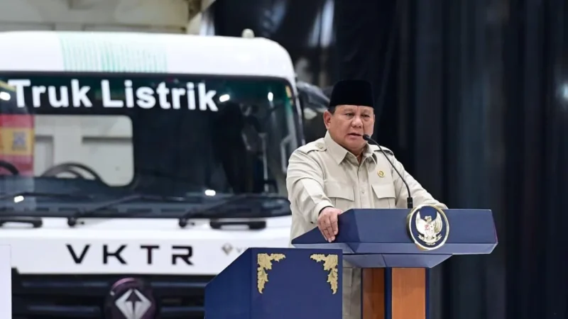 Presiden Prabowo Subianto saat meresmikan pabrik kendaraan listrik di Magelang. (Posnews/Biro Pers Setpres)