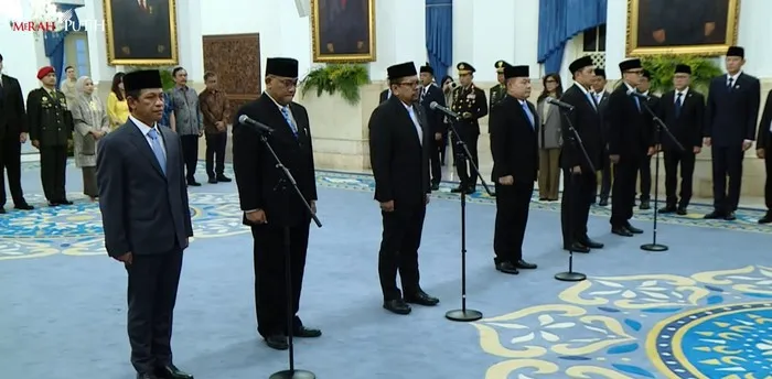 Presiden Prabowo Subianto melantik Dudung Abdurachman sebagai Kepala KSP di Istana Negara. (Posnews/Setpres)