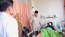 Presiden Prabowo Subianto menjenguk korban kecelakaan tabrakan KRL dan KA Argo Bromo Anggrek di RSUD Bekasi, Selasa 28 April 2026. (Posnews/Biro Pers Setpres Presiden)
