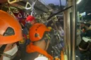 Petugas mengevakuasi rangkaian KRL setelah bertabrakan dengan KA Argo Bromo Anggrek di Stasiun Bekasi Timur.
(Posnews/Basarnas)