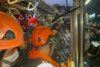 Proses evakuasi korban kecelakaan kereta di Stasiun Bekasi Timur pada malam hari. (Posnews/Basarnas)