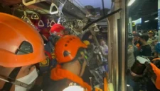 Proses evakuasi korban kecelakaan kereta di Stasiun Bekasi Timur pada malam hari. (Posnews/Basarnas)