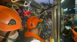 Proses evakuasi korban kecelakaan kereta di Stasiun Bekasi Timur pada malam hari. (Posnews/Basarnas)