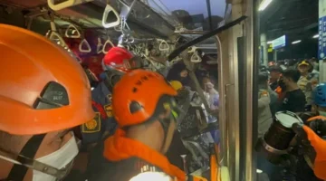 Petugas mengevakuasi rangkaian KRL setelah bertabrakan dengan KA Argo Bromo Anggrek di Stasiun Bekasi Timur.
(Posnews/Basarnas)