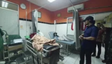 Puluhan siswa MTs Al Inayah Cilegon mendapat perawatan di puskesmas akibat dugaan keracunan makanan MBG. (Posnews/Ist)