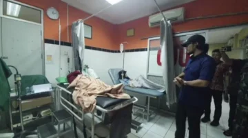 Puluhan siswa MTs Al Inayah Cilegon mendapat perawatan di puskesmas akibat dugaan keracunan makanan MBG. (Posnews/Ist)