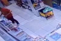 Rekaman CCTV karyawan minimarket saat membobol brankas dan mencuri uang puluhan juta rupiah. (Posnews/Ist)
