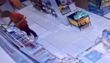Rekaman CCTV karyawan minimarket saat membobol brankas dan mencuri uang puluhan juta rupiah. (Posnews/Ist)