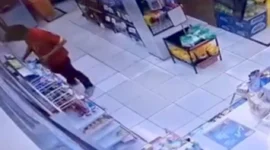 Rekaman CCTV karyawan minimarket saat membobol brankas dan mencuri uang puluhan juta rupiah. (Posnews/Ist)