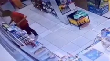 Rekaman CCTV karyawan minimarket saat membobol brankas dan mencuri uang puluhan juta rupiah. (Posnews/Ist)