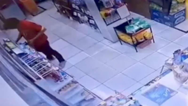 Rekaman CCTV karyawan minimarket saat membobol brankas dan mencuri uang puluhan juta rupiah. (Posnews/Ist)