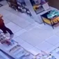 Rekaman CCTV karyawan minimarket saat membobol brankas dan mencuri uang puluhan juta rupiah. (Posnews/Ist)