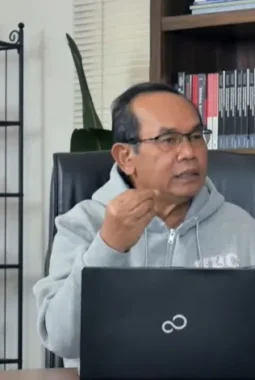 Saiful Mujani Tantang Balas Opini, Bukan Lapor Polisi – Polemik Seruan ‘Jatuhkan Prabowo’