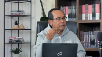 Saiful Mujani memberikan pernyataan terkait polemik rencana pelaporan oleh relawan Presiden Prabowo. (Posnews/ist)