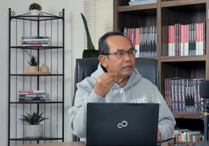 Saiful Mujani memberikan pernyataan terkait polemik rencana pelaporan oleh relawan Presiden Prabowo. (Posnews/ist)