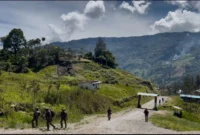 Personel Satgas Damai Cartenz memberikan pelayanan kesehatan kepada warga Papua saat patroli humanis di Distrik Sinak. (Posnews/ist)