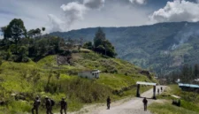 Personel Satgas Damai Cartenz memberikan pelayanan kesehatan kepada warga Papua saat patroli humanis di Distrik Sinak. (Posnews/ist)