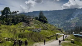 Personel Satgas Damai Cartenz memberikan pelayanan kesehatan kepada warga Papua saat patroli humanis di Distrik Sinak. (Posnews/ist)