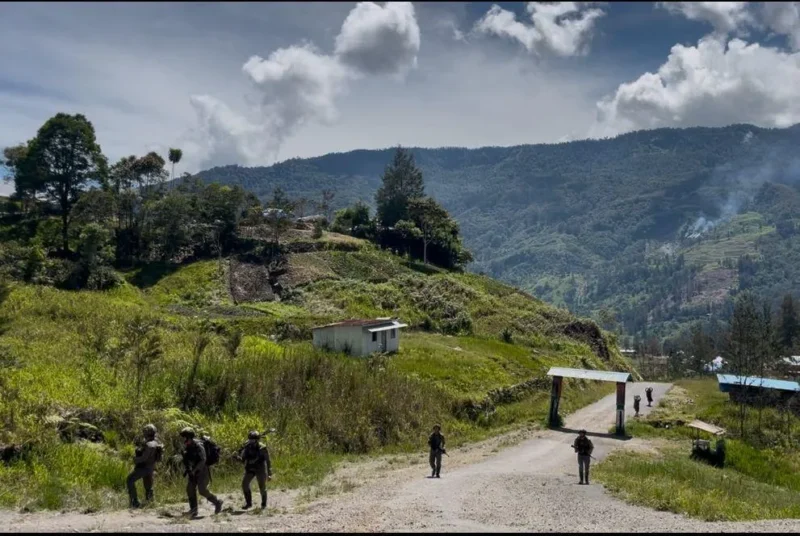 Personel Satgas Damai Cartenz memberikan pelayanan kesehatan kepada warga Papua saat patroli humanis di Distrik Sinak. (Posnews/ist)