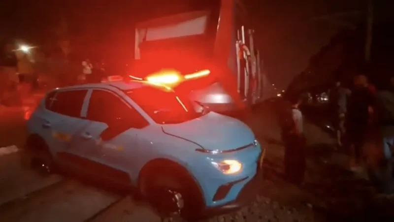 Kecelakaan Beruntun Bekasi Timur, Taksi Tertabrak, KRL Berhenti, Argo Bromo Hantam. (Posnews/Ist)