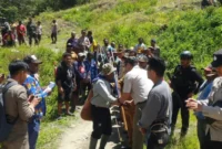 Situasi mencekam di Kampung Kembru Distrik Sinak Papua Tengah usai baku tembak antara aparat dan kelompok bersenjata yang menewaskan 15 warga sipil serta melukai sejumlah lainnya. (Posnews/Ist)