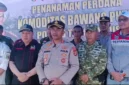 Kapolres Tanggamus AKBP Rahmad Sujatmiko bersama pejabat daerah menanam bawang putih secara simbolis di lahan 1 hektar di Pekon Datarajan, Ulu Belu, Lampung. (Posnews/Ist)
