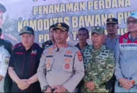 Kapolres Tanggamus AKBP Rahmad Sujatmiko bersama pejabat daerah menanam bawang putih secara simbolis di lahan 1 hektar di Pekon Datarajan, Ulu Belu, Lampung. (Posnews/Ist)