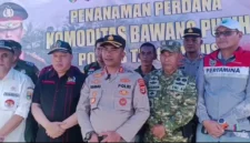 Kapolres Tanggamus AKBP Rahmad Sujatmiko bersama pejabat daerah menanam bawang putih secara simbolis di lahan 1 hektar di Pekon Datarajan, Ulu Belu, Lampung. (Posnews/Ist)