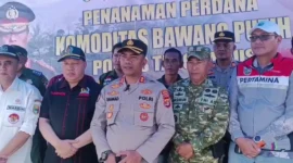 Kapolres Tanggamus AKBP Rahmad Sujatmiko bersama pejabat daerah menanam bawang putih secara simbolis di lahan 1 hektar di Pekon Datarajan, Ulu Belu, Lampung. (Posnews/Ist)