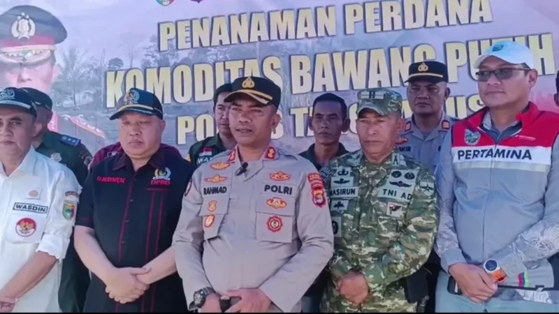 Kapolres Tanggamus AKBP Rahmad Sujatmiko bersama pejabat daerah menanam bawang putih secara simbolis di lahan 1 hektar di Pekon Datarajan, Ulu Belu, Lampung. (Posnews/Ist)