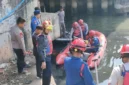 Tim SAR gabungan mengevakuasi korban tenggelam di aliran Banjir Kanal Timur Jakarta Utara dengan perahu karet dan petugas menyisir sungai. (Posnews/Ist)