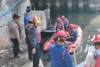 Tim SAR gabungan mengevakuasi korban tenggelam di aliran Banjir Kanal Timur Jakarta Utara dengan perahu karet dan petugas menyisir sungai. (Posnews/Ist)