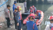 Tim SAR gabungan mengevakuasi korban tenggelam di aliran Banjir Kanal Timur Jakarta Utara dengan perahu karet dan petugas menyisir sungai. (Posnews/Ist)