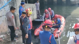 Tim SAR gabungan mengevakuasi korban tenggelam di aliran Banjir Kanal Timur Jakarta Utara dengan perahu karet dan petugas menyisir sungai. (Posnews/Ist)